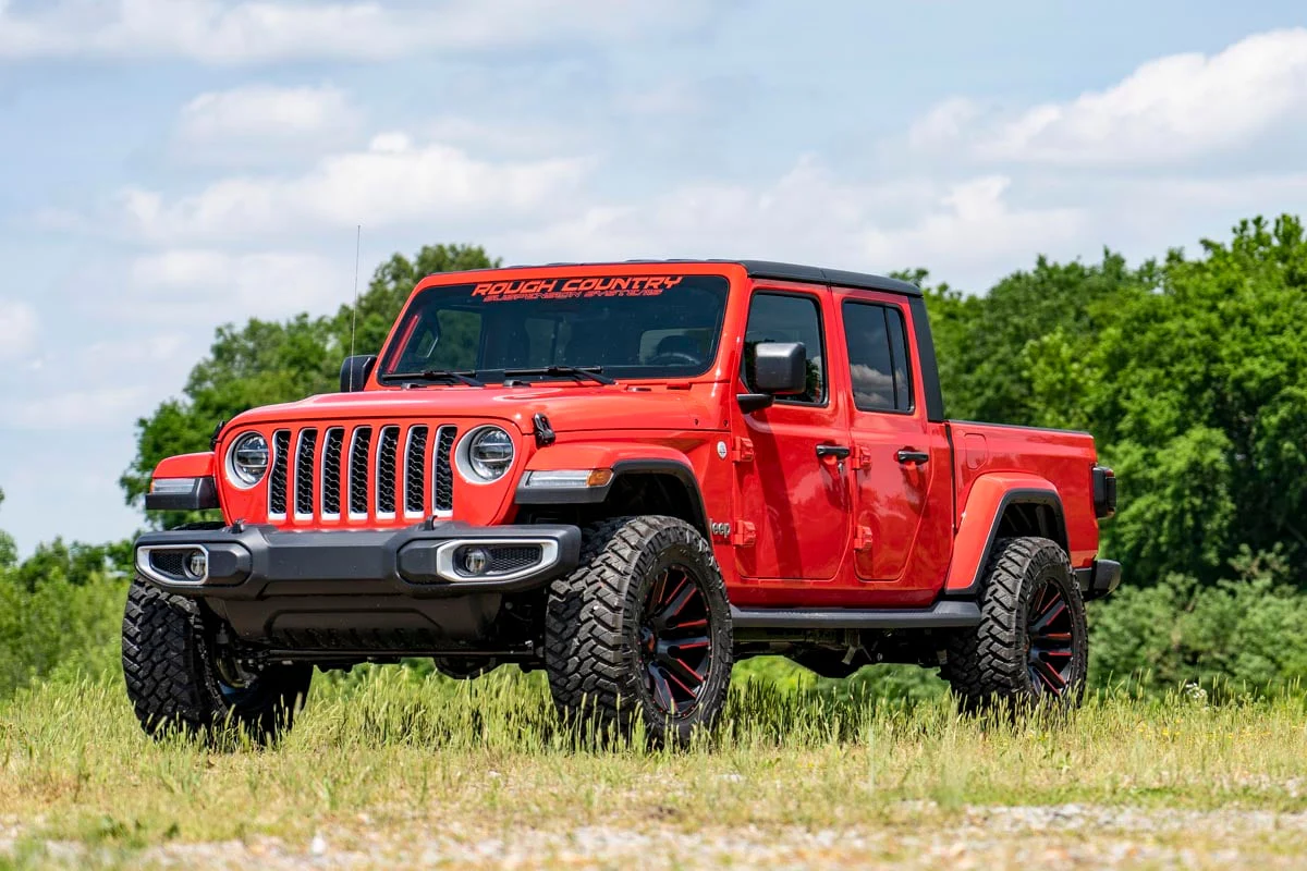 Rough Country 2.5in Suspension Lift Kit for 20-26 Gladiator w/V2 Shocks - Image 2